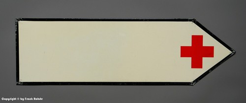 Altes blechschild pfeil mit - pfeil,