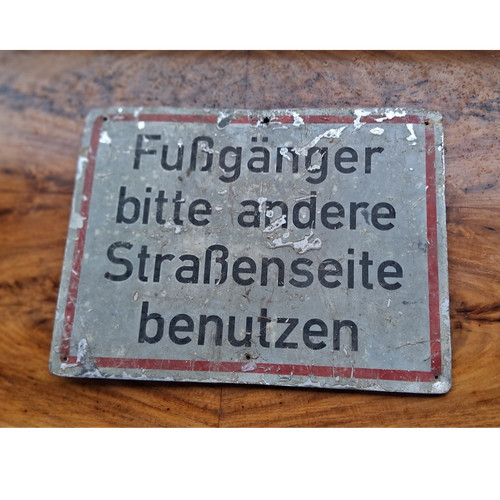 Altes blechschild fußgänger - altes,